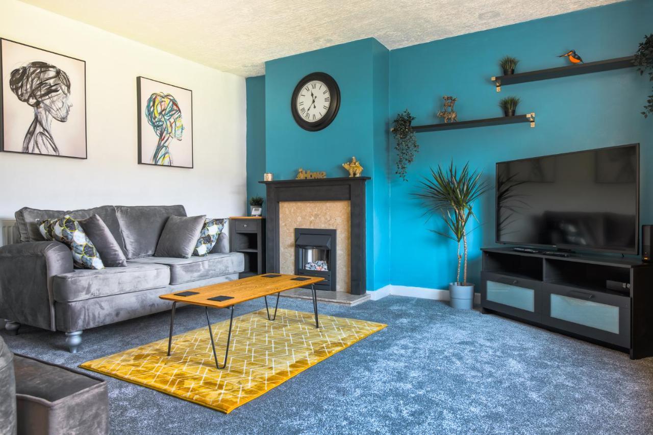 Holiday home Rookwood House - Spacious With Free Parking - Short Leeds