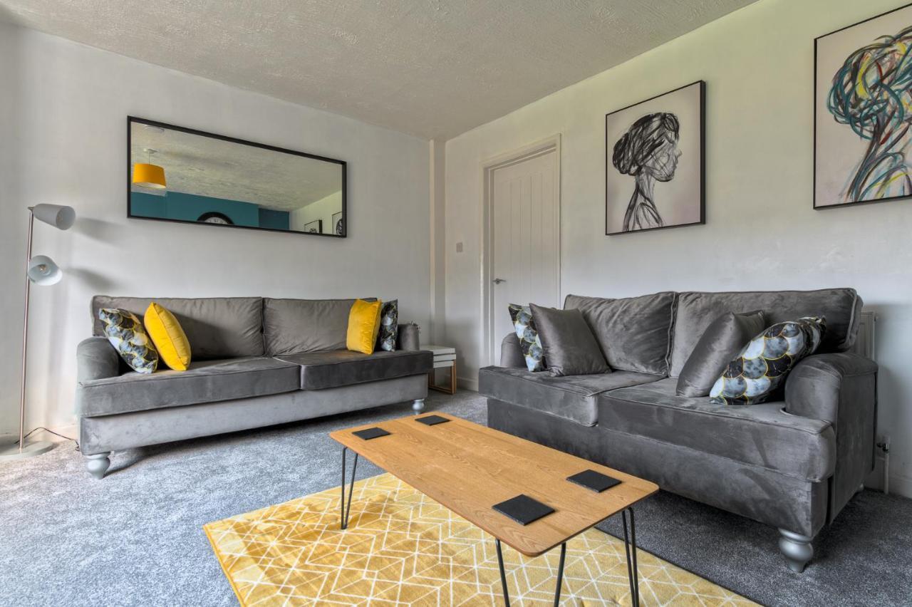 Rookwood House - Spacious With Free Parking - Short Leeds Holiday home *