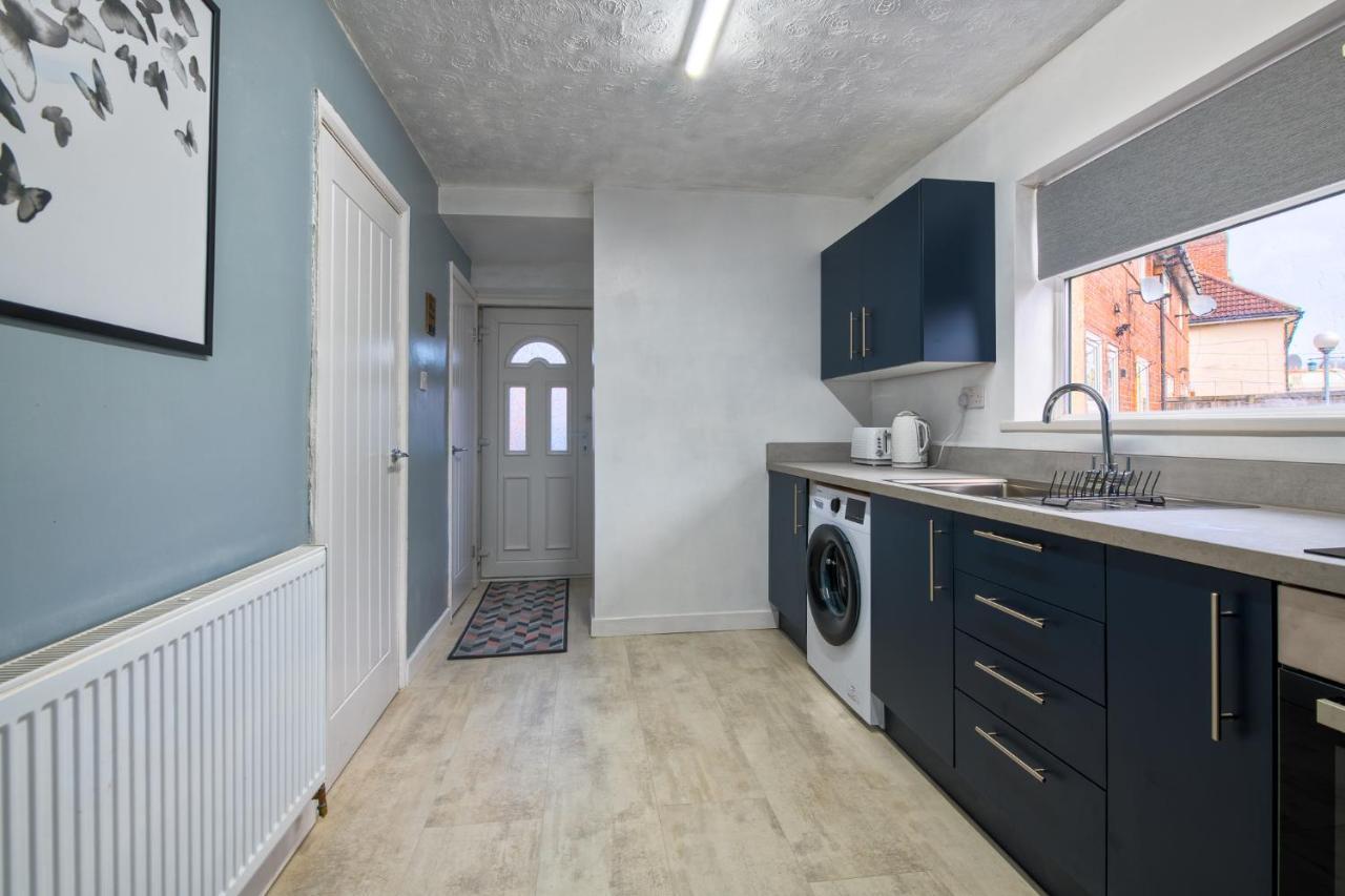 Rookwood House - Spacious With Free Parking - Short Leeds Holiday home *