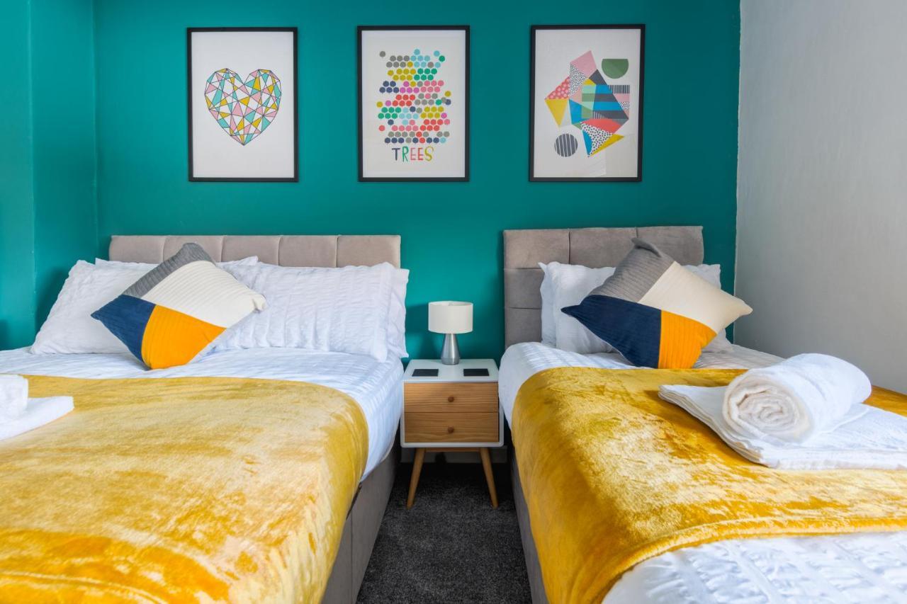 Rookwood House - Spacious With Free Parking - Short Leeds Holiday home
