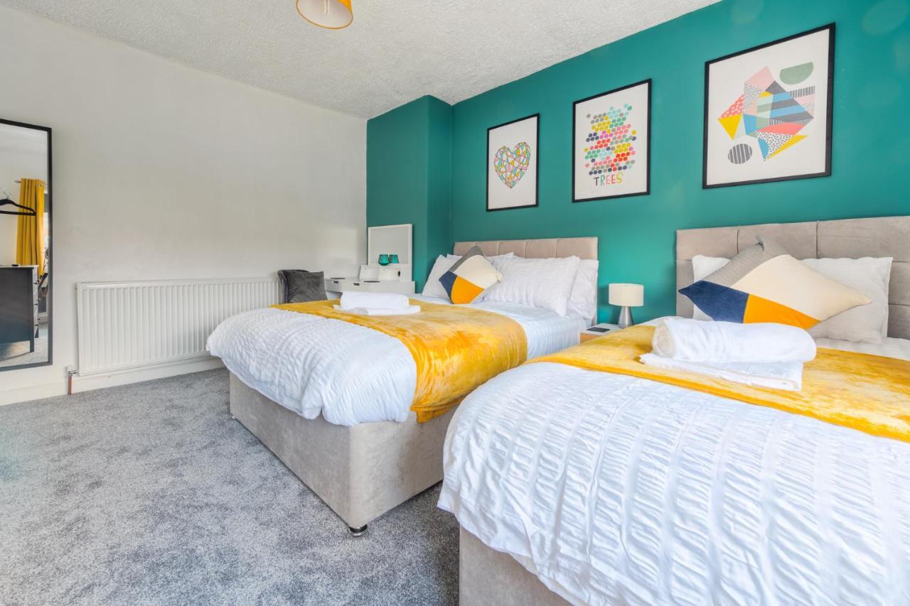 Rookwood House - Spacious With Free Parking - Short Leeds Holiday home *