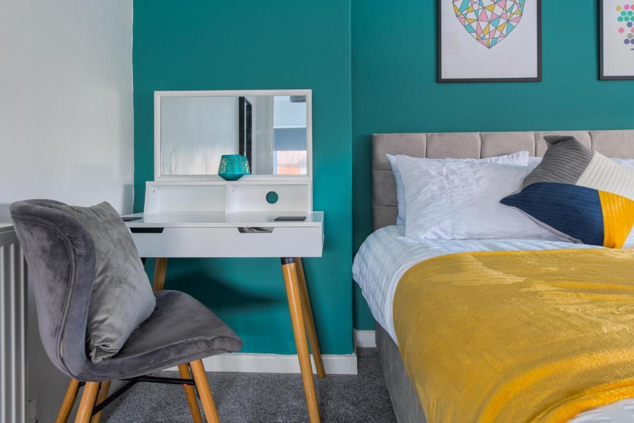 Rookwood House - Spacious With Free Parking - Short Leeds