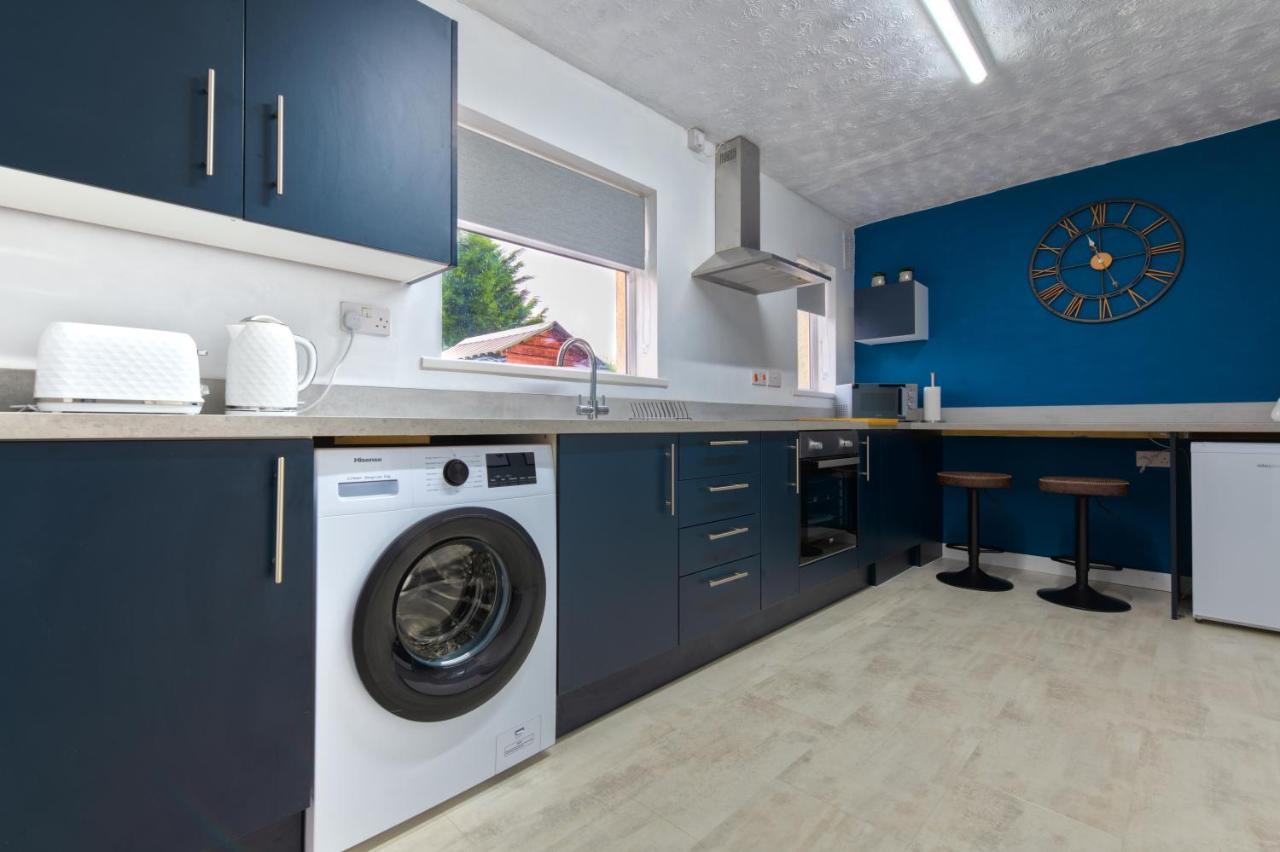 Rookwood House - Spacious With Free Parking - Short Leeds