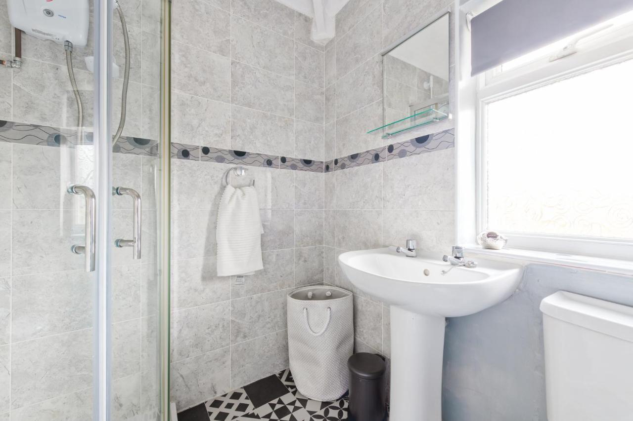 Holiday home Rookwood House - Spacious With Free Parking - Short Leeds *