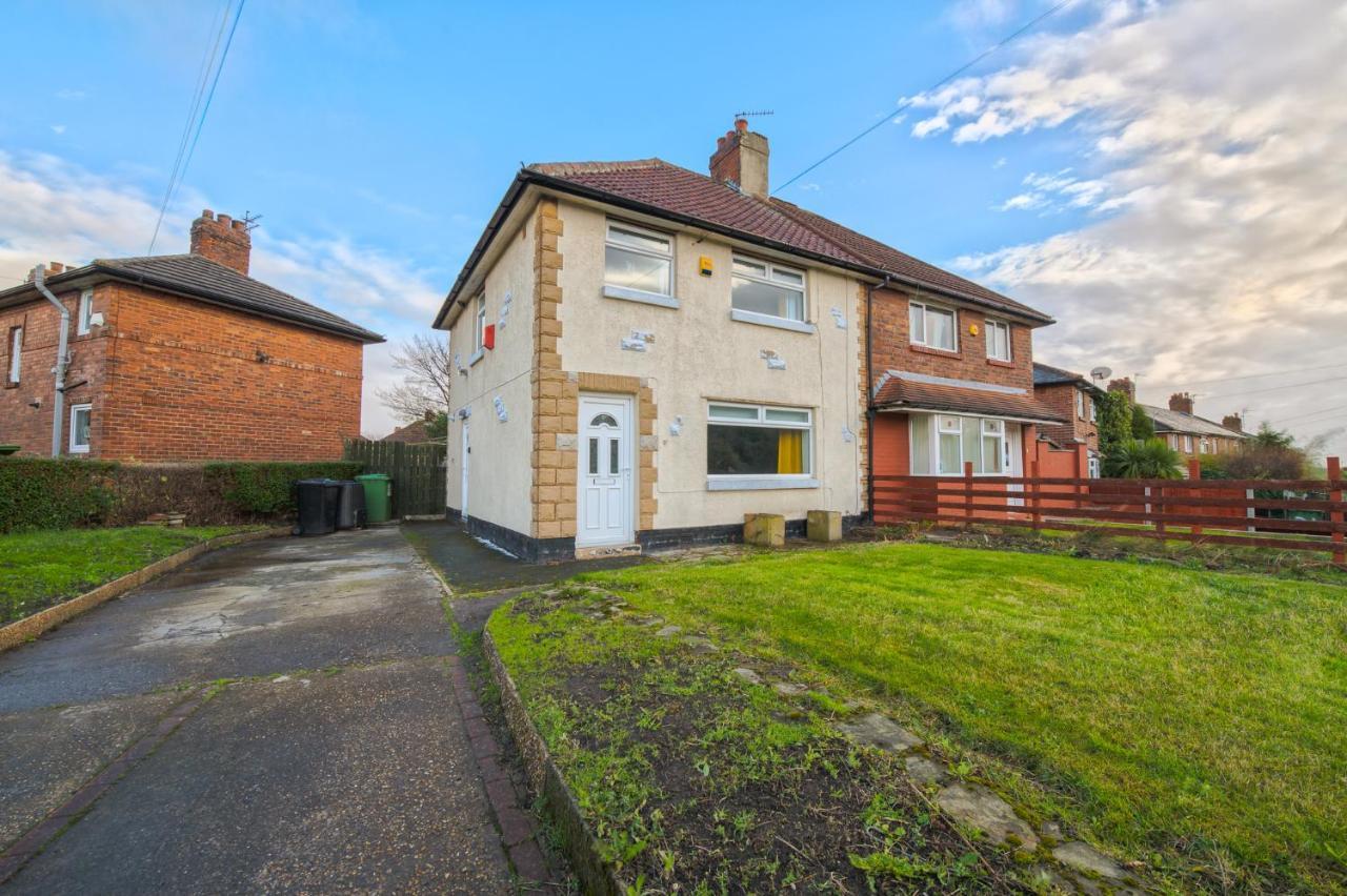 Rookwood House - Spacious With Free Parking - Short Leeds Holiday home *