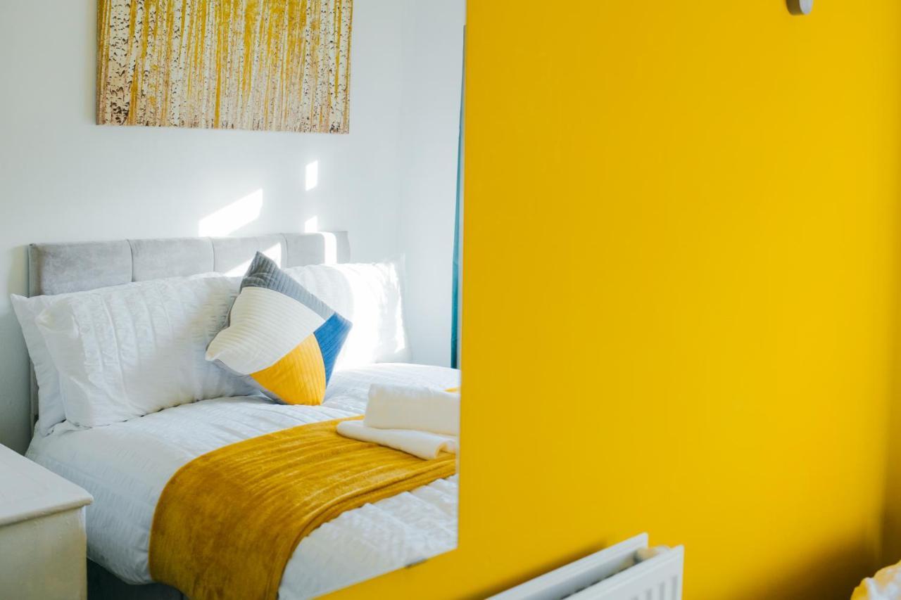 Rookwood House - Spacious With Free Parking - Short Leeds Holiday home